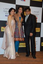 Sonakshi Sinha at Day 4 of lakme fashion week 2012 in Grand Hyatt, Mumbai on 5th March 2012 (87).JPG